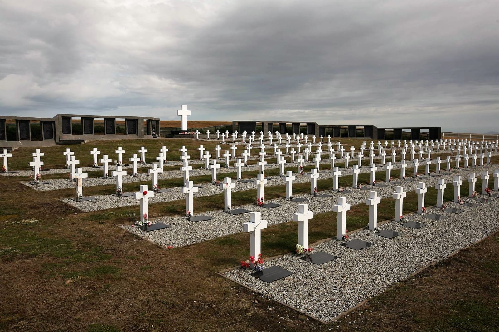 Cementerio Militar Argentino de Darwin, Malvinas: cruces blancas alineadas bajo cielo nublado.