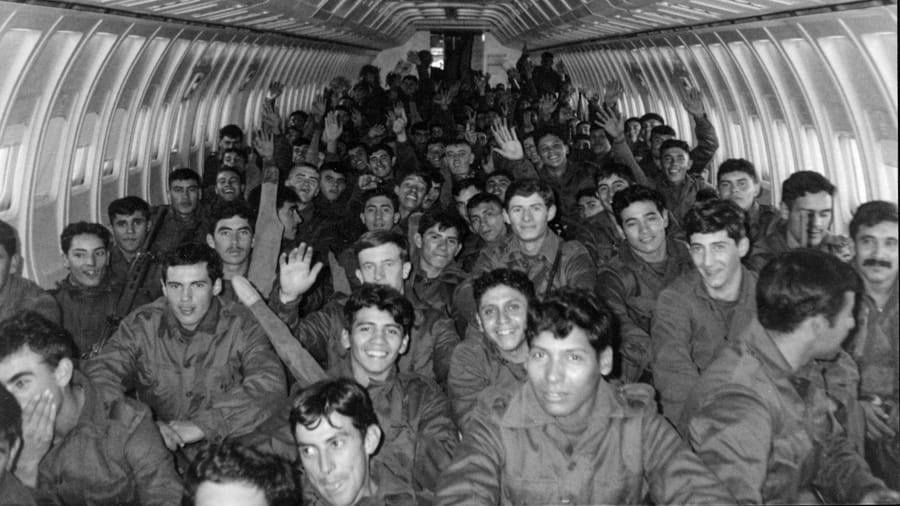 Conscriptos argentinos en el interior de un avión de transporte rumbo al Atlántico Sur, 1982.
