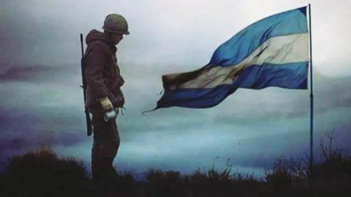 Soldado argentino en terreno con la bandera nacional, Malvinas.